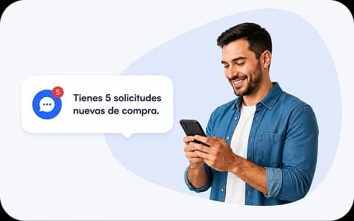 Vendedor revisando solicitudes de compra en su teléfono